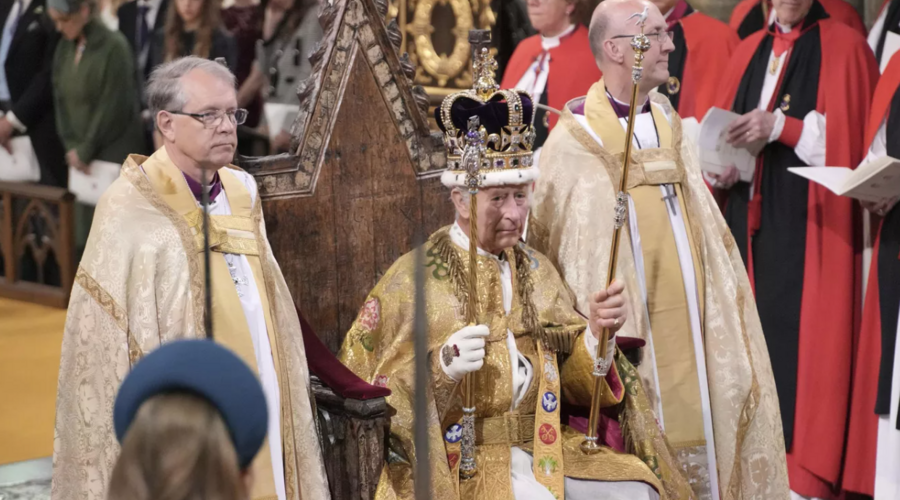 Карла III официально короновали в Британии